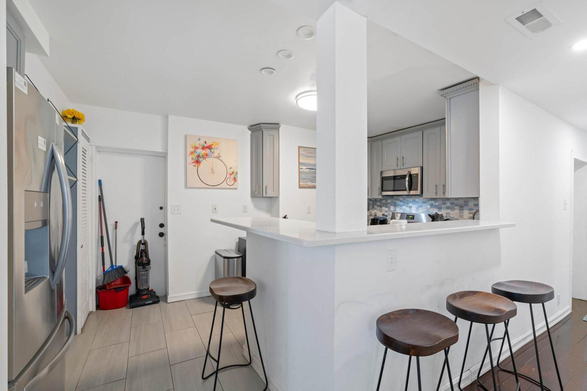 Apartment Escape To Raleigh Ave - Steps From The