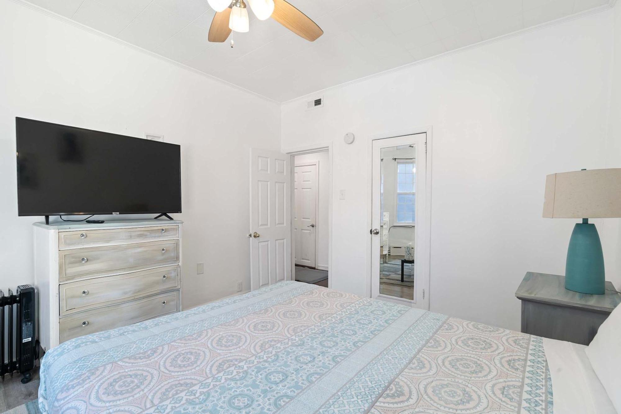 Apartment Escape To Raleigh Ave - Steps From The *